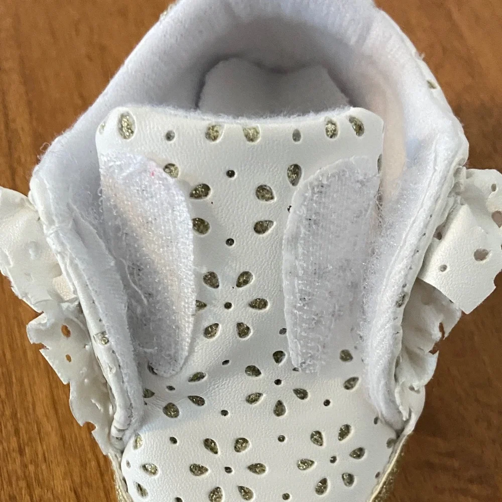 Free w/bundle: White and Gold baby girl Shoes